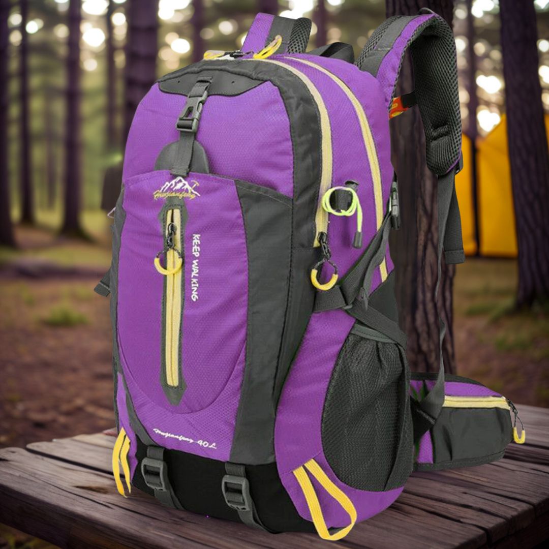 sac-a-dos-40l-violet-sur-une-table-en-extérieur