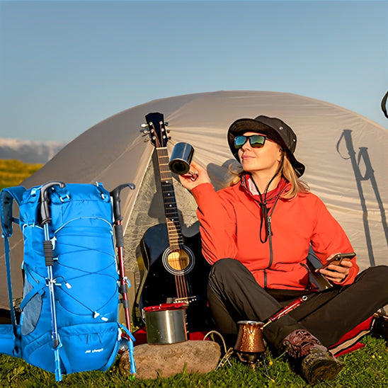 une-femme-et-son-sac-a-dos-50l-bleu-en-camping