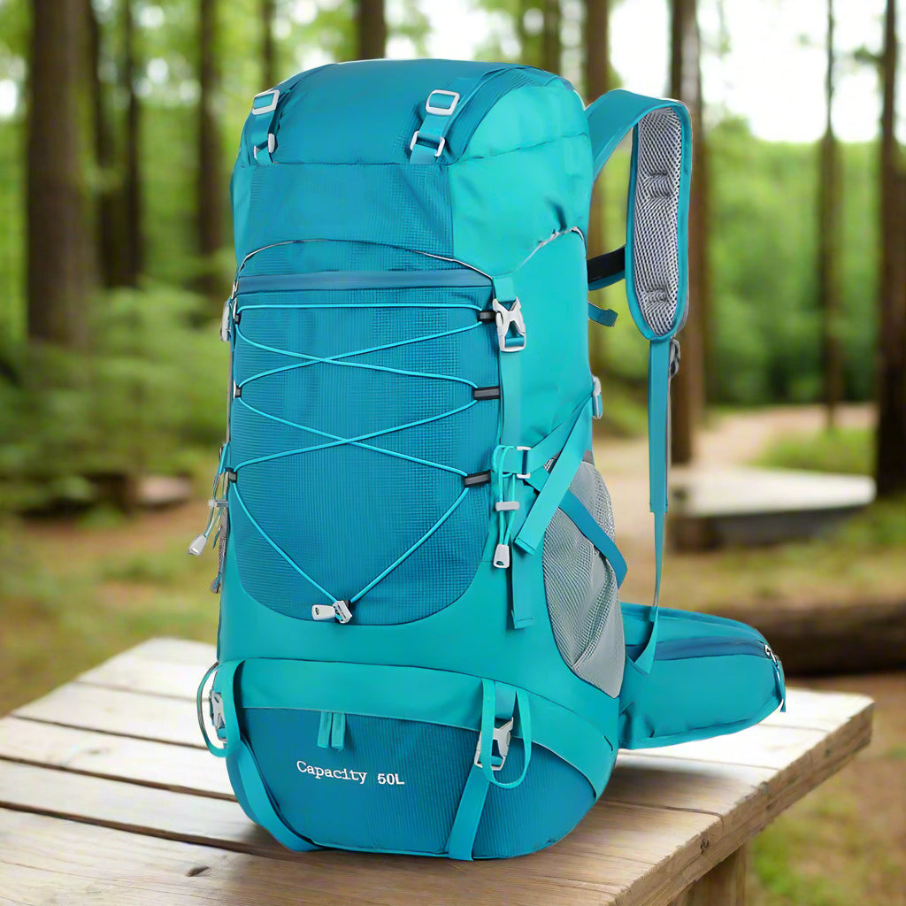 un-sac-a-dos-50l-bleu-pâle-sur-une-table-en-forêt