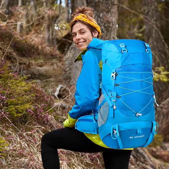 une-femme-qui-porte-son-sac-a-dos-50l-bleu-en-randonnée