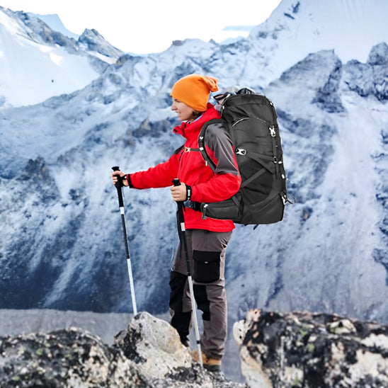 hiking-en-montagne-avec-dans-le-dos-un-sac-a-dos-50l