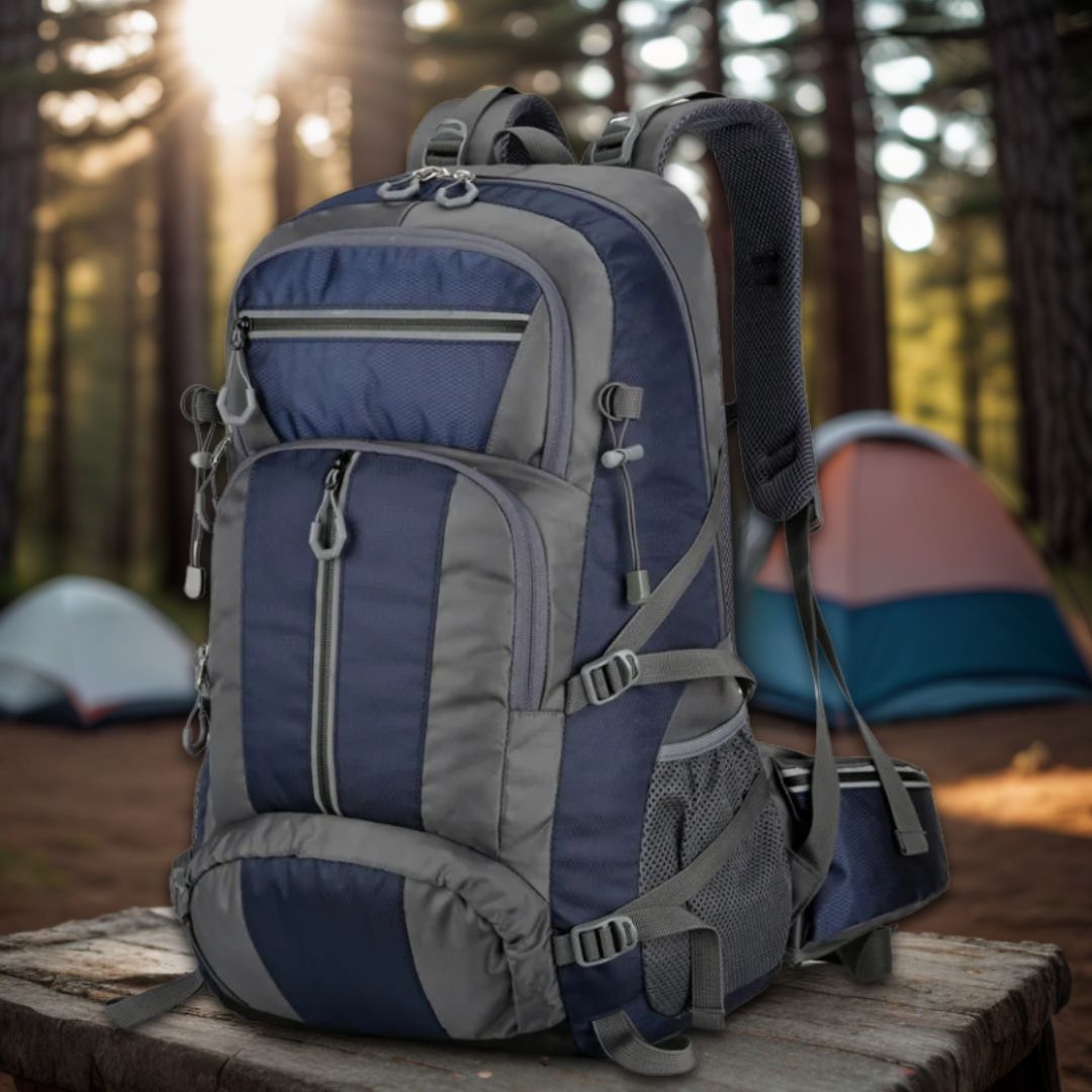 sac-a-dos-50l-bleu-sur-une-table-de-camping-avec-une-tente-en-arrière