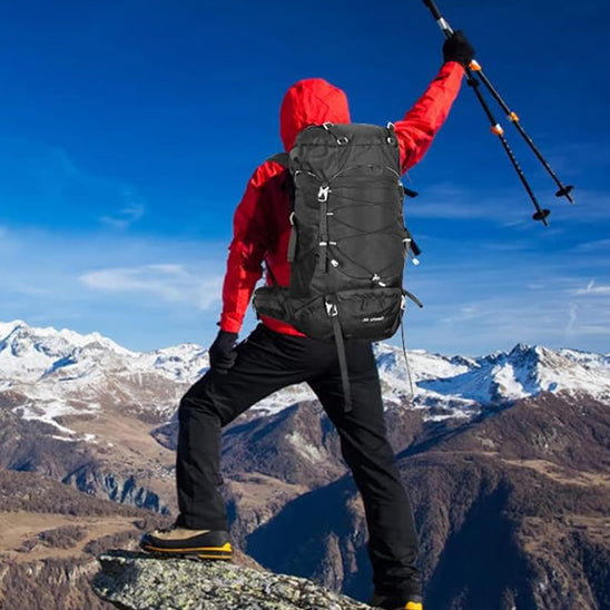 un-alpiniste-les-bras-en-lair-fière-avec-son-sac-a-dos-50l