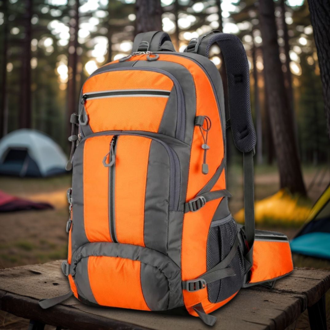 sac-a-dos-50l-orange-sur-une-table-en-camping-et-une-tente