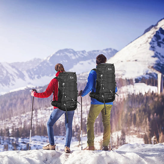2-amis-avec-leur-sac-a-dos-50l-en-montagne