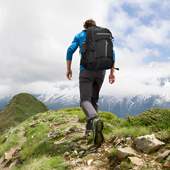 randonneur-en-pleine-action-sur-un-sentier-avec-un-sac-a-dos-50l-sur-le-dos