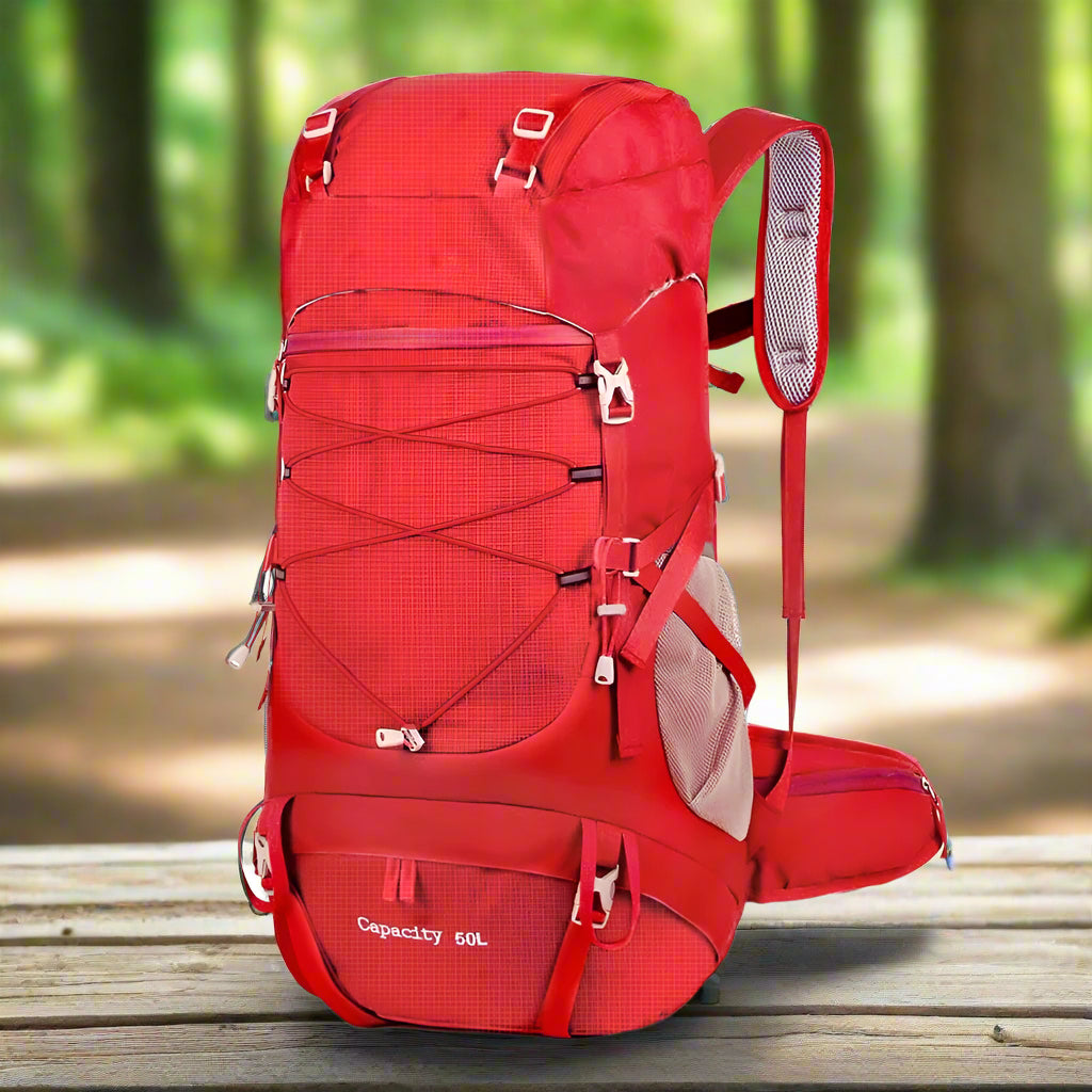 sac-a-dos-50l-rouge-en-foret-en-été