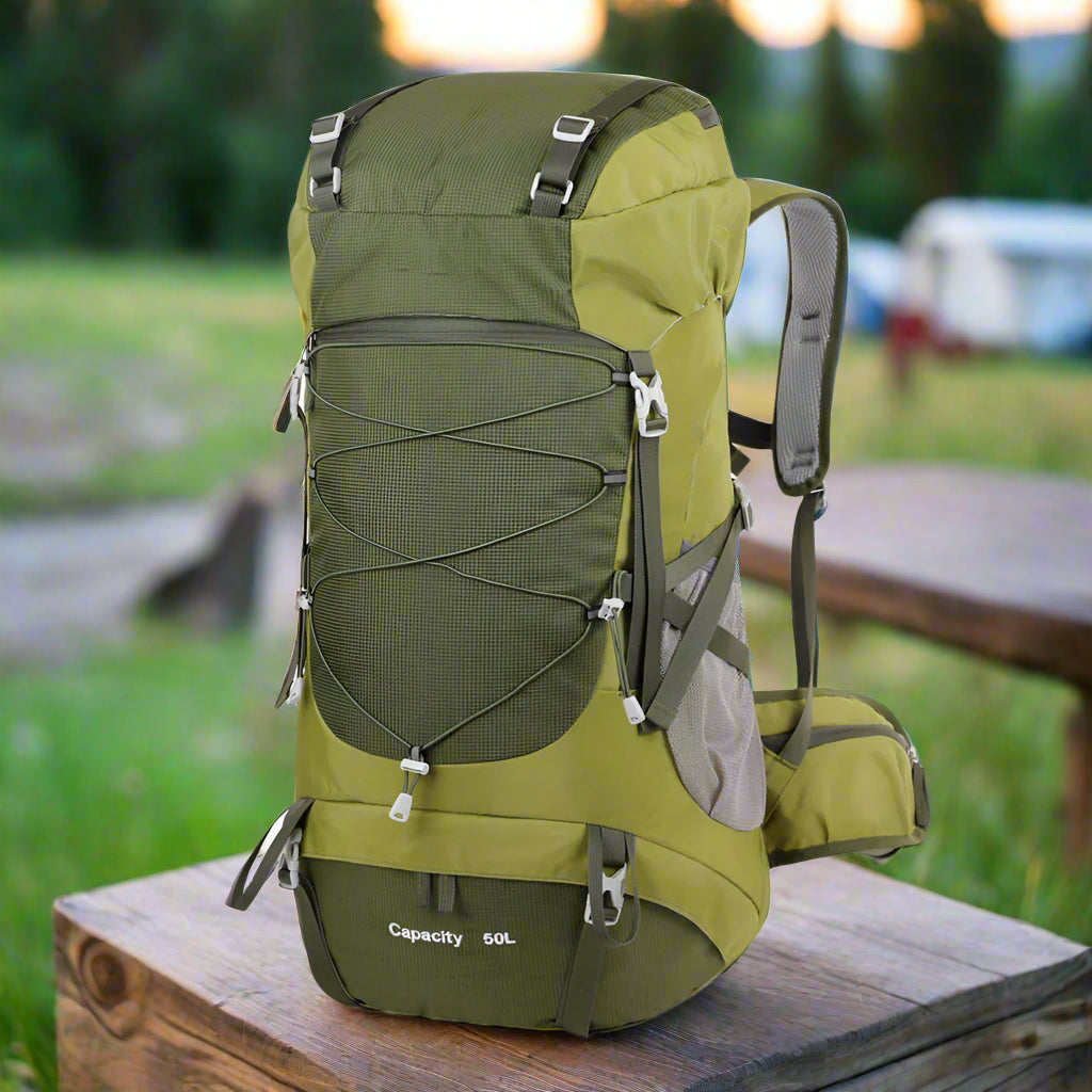 un-sac-a-dos-50l-vert-armé-sur-table-prêt-pour-randonnée