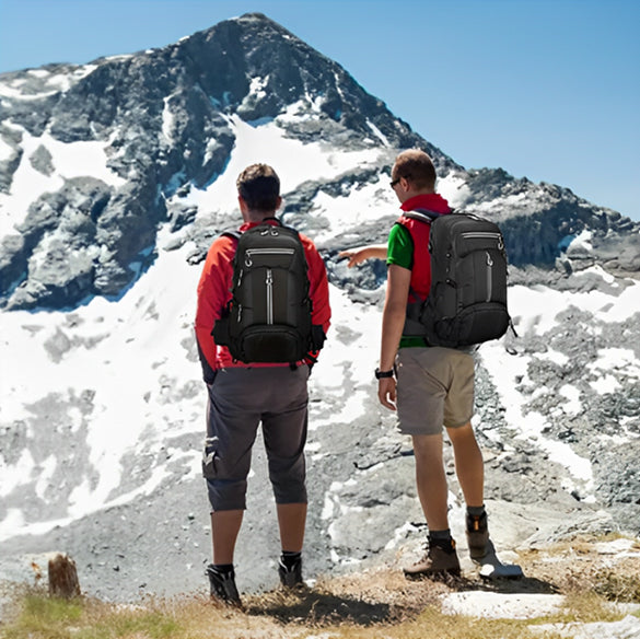 2-amis-regardant-le-paysage-avec-leur-sac-a-dos-50l-sur-leur-dos