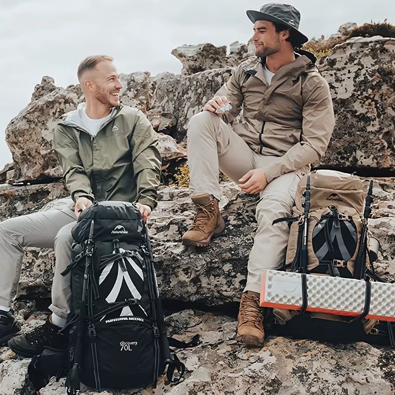 sac-a-dos-de-voyageur-avec-2-hommes