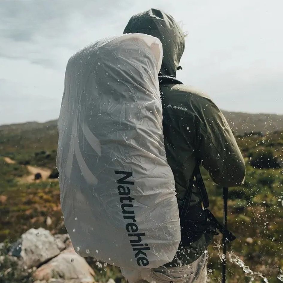 homme-portant-sac-à-dos-de-voyageur-avec-housse-imperméable