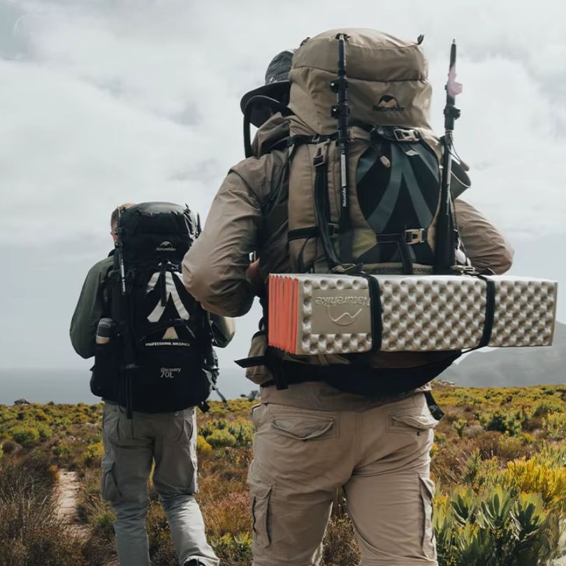 hommes-en-rando-avec-sac-à-dos-de-voyageur
