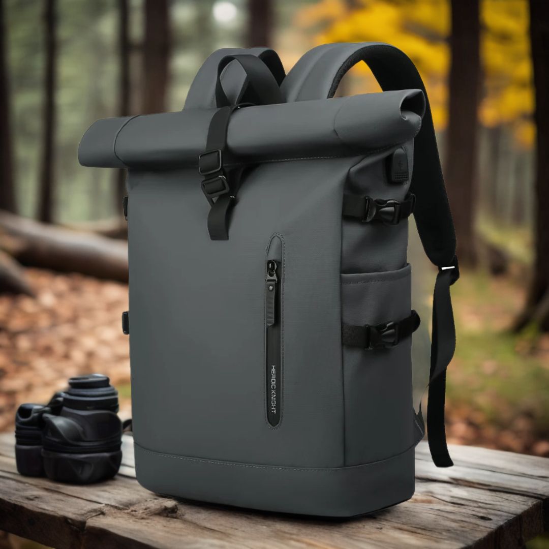 sac-a-dos-etanche-gris-sur-une-table-en-randonnée