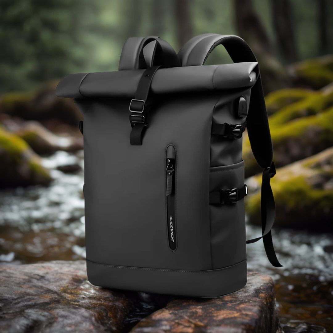 sac-a-dos-etanche-noir-pres-dun-riviere