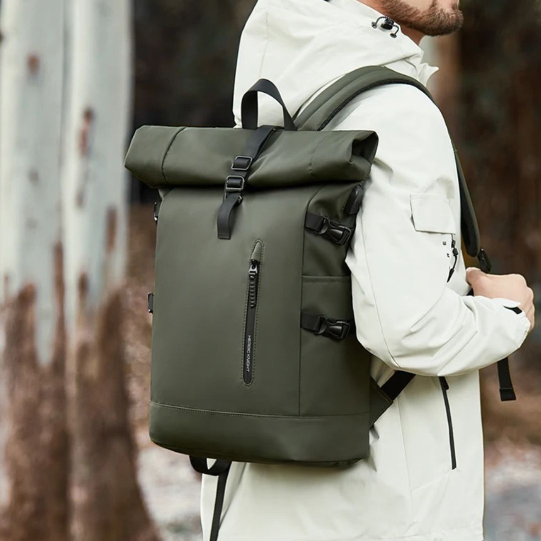 sac-a-dos-etanche-vert-porté-par-un-homme-en-plein-air