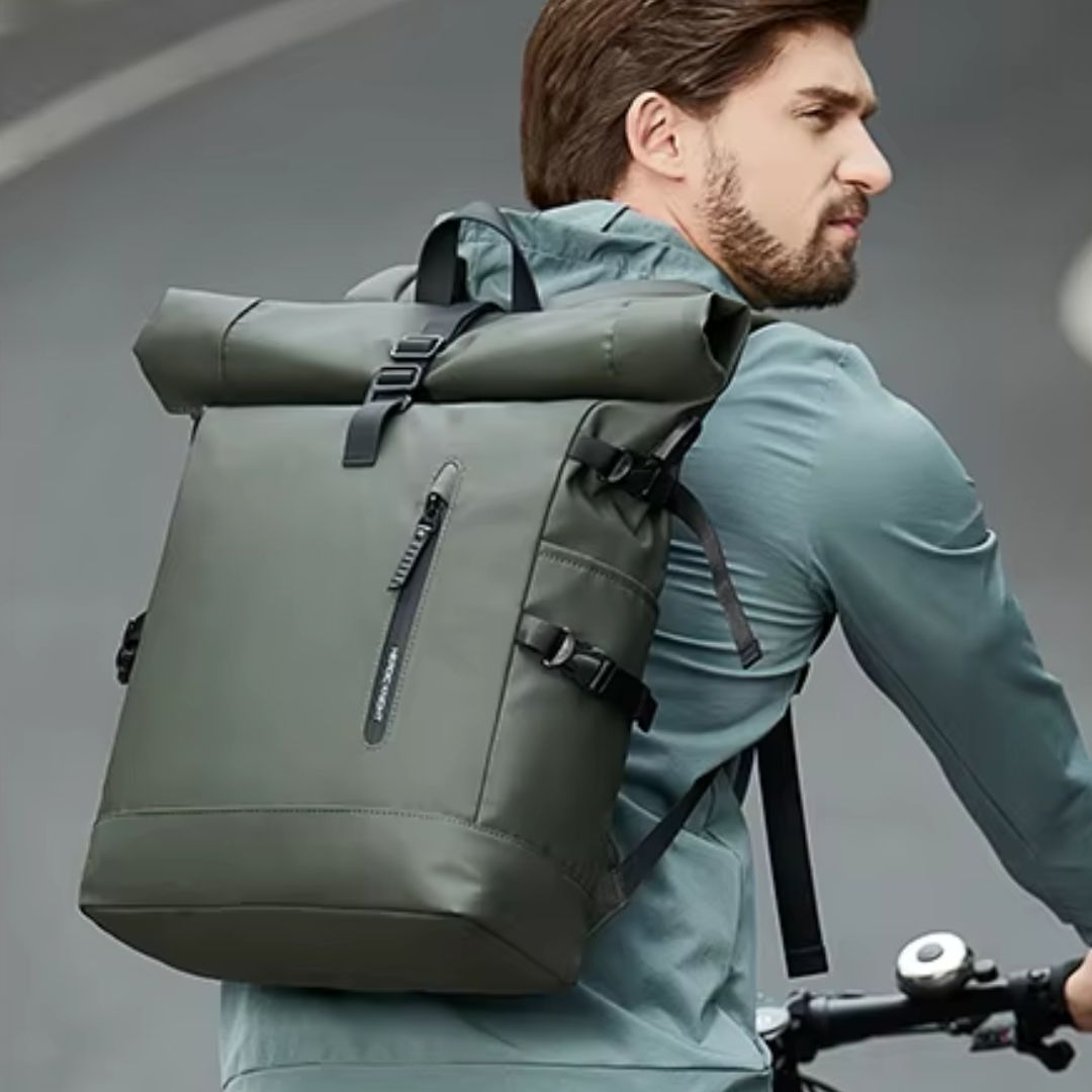 un-homme-à-vélo-avec-son-sac-a-dos-etanche-vert-sur-le-dos