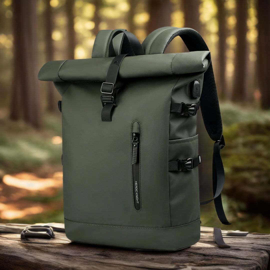 sac-a-dos-etanche-vert-sur-une-table-en-nature