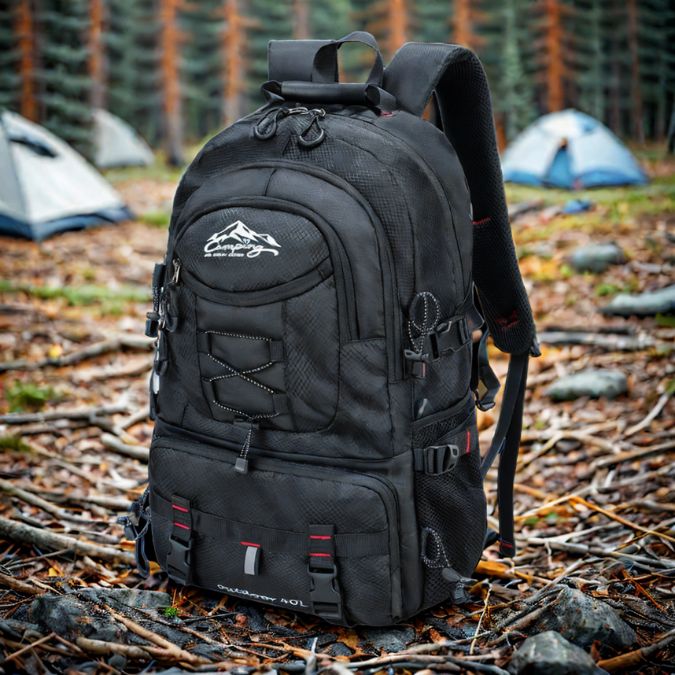 sac-à-dos-imperméable-noir-sur-le-sol-dun-site-de-camping