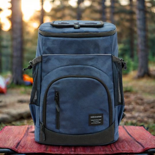 sac-a-dos-isotherme-bleu-sur-une-table-de-camping-rouge