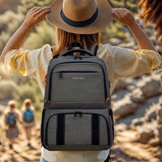 sac-a-dos-isotherme-avec-femme-qui-regarde-paysage