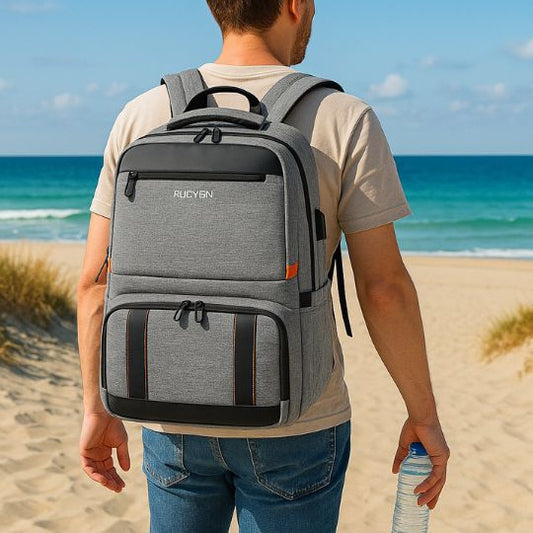 homme qui se dirige vers la plage avec son sac à dos isotherme sur les épaules