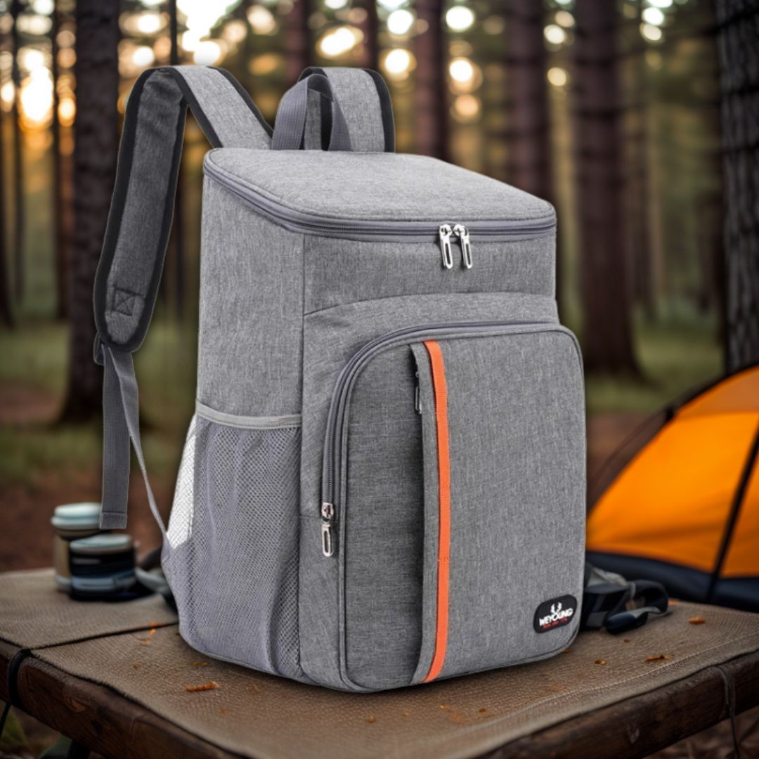 sac-a-dos-isotherme-gris-sur-une-table-de-camping-dehors