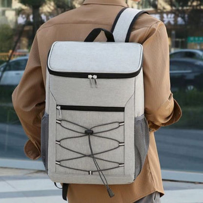homme marchant avec un sac a dos isotherme