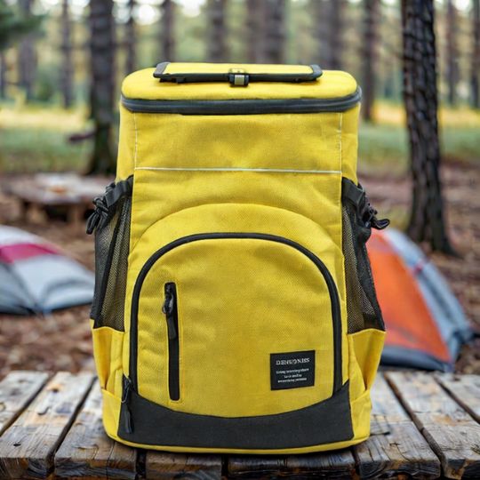 sac-a-dos-isotherme-jaune-lors-de-sejour-en-camping