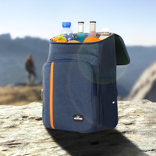 sac-a-dos-isotherme-sur-une-roche-au-sommet-d'une-montagne