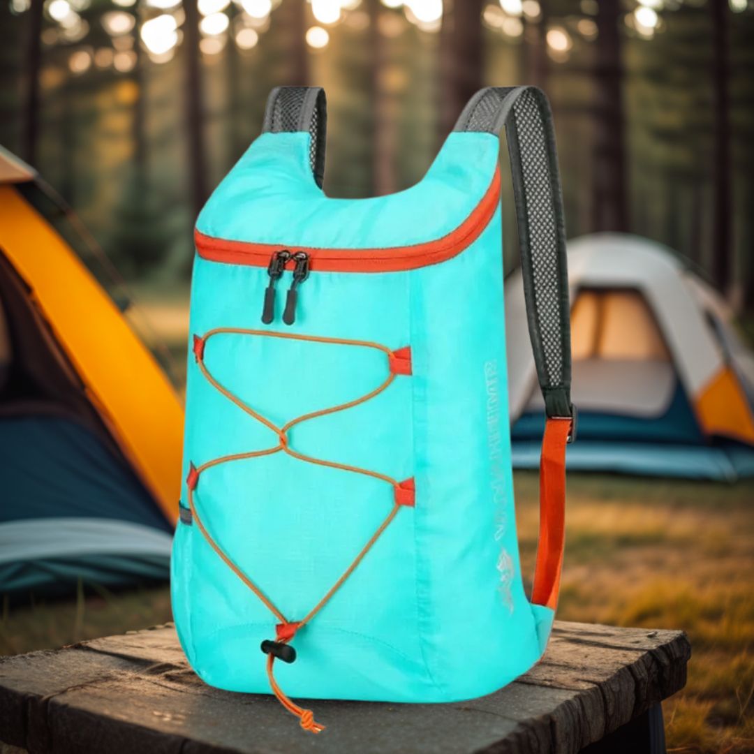 sac-à-dos-pliable-bleu-clair-sur-une-table-de-camping