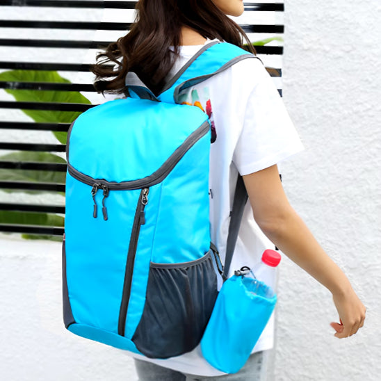 Une-randonneuse-portant-sac-à-dos-pliable-bleu