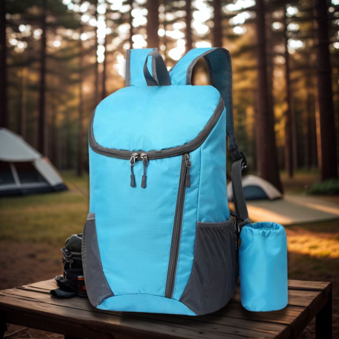 sac-à-dos-pliable-bleu-sur-une-table-a-extérieur-en-camping