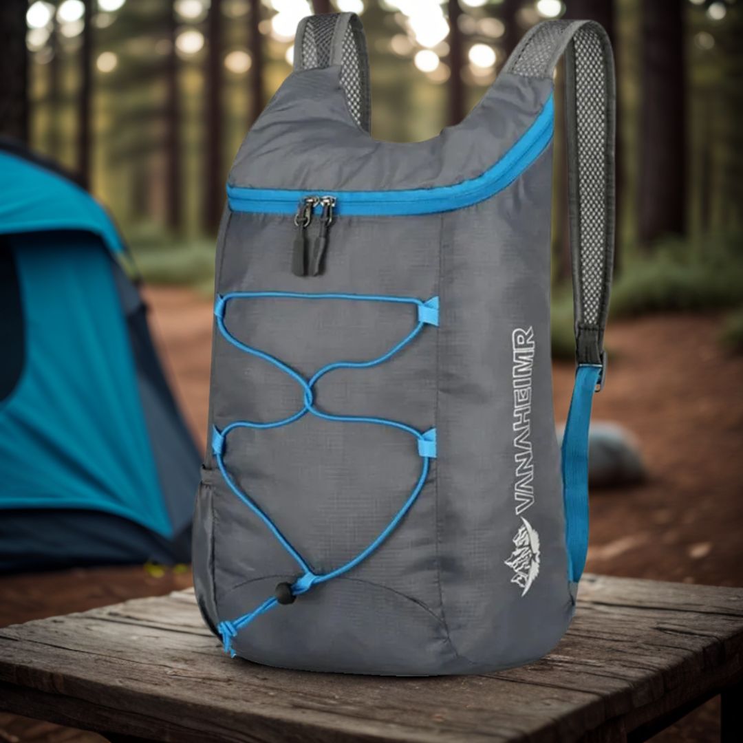 sac-à-dos-pliable-gris-bleu-sur-une-table-à-extérieur