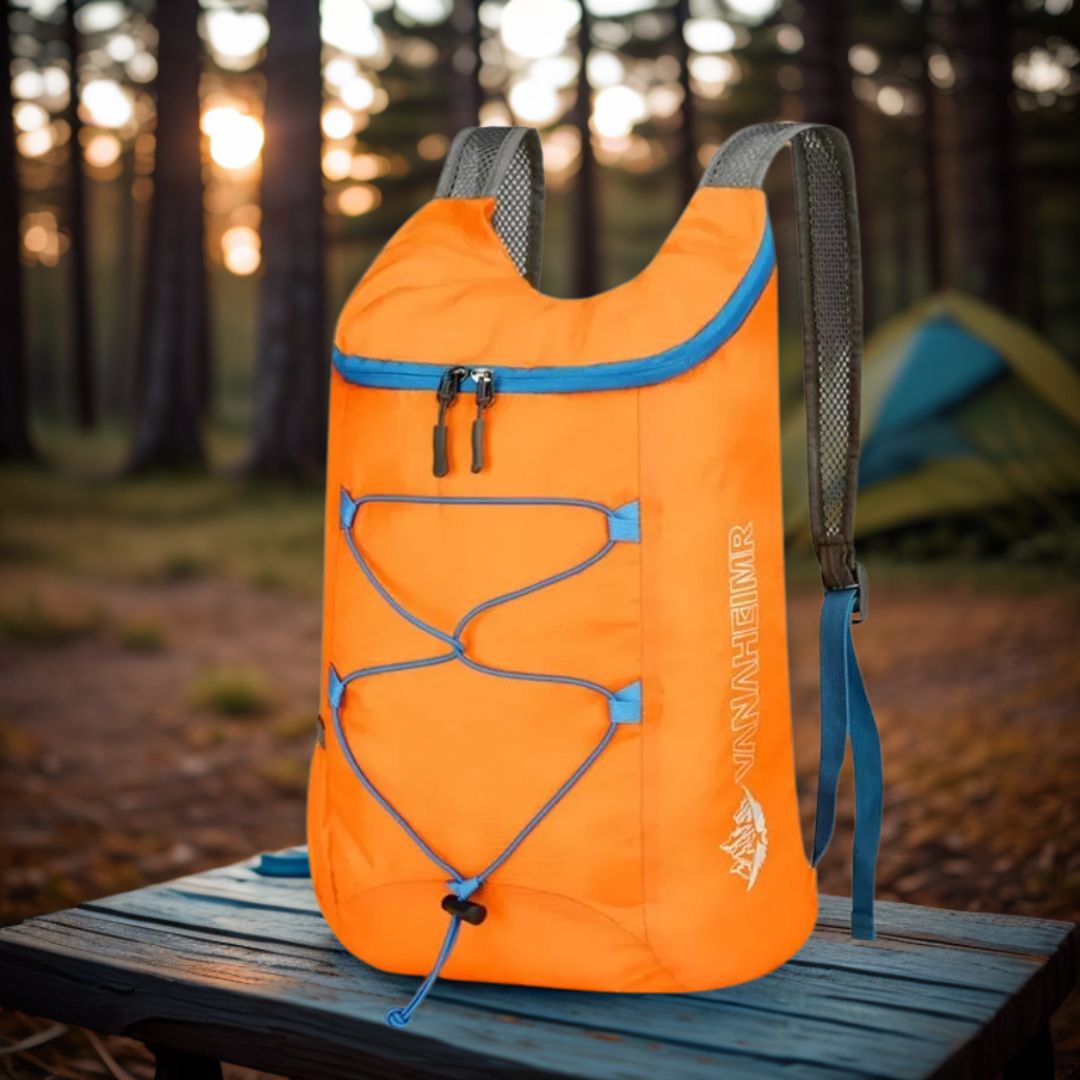 sac-à-dos-pliable-orange-déposé-sur-une-table-dehors