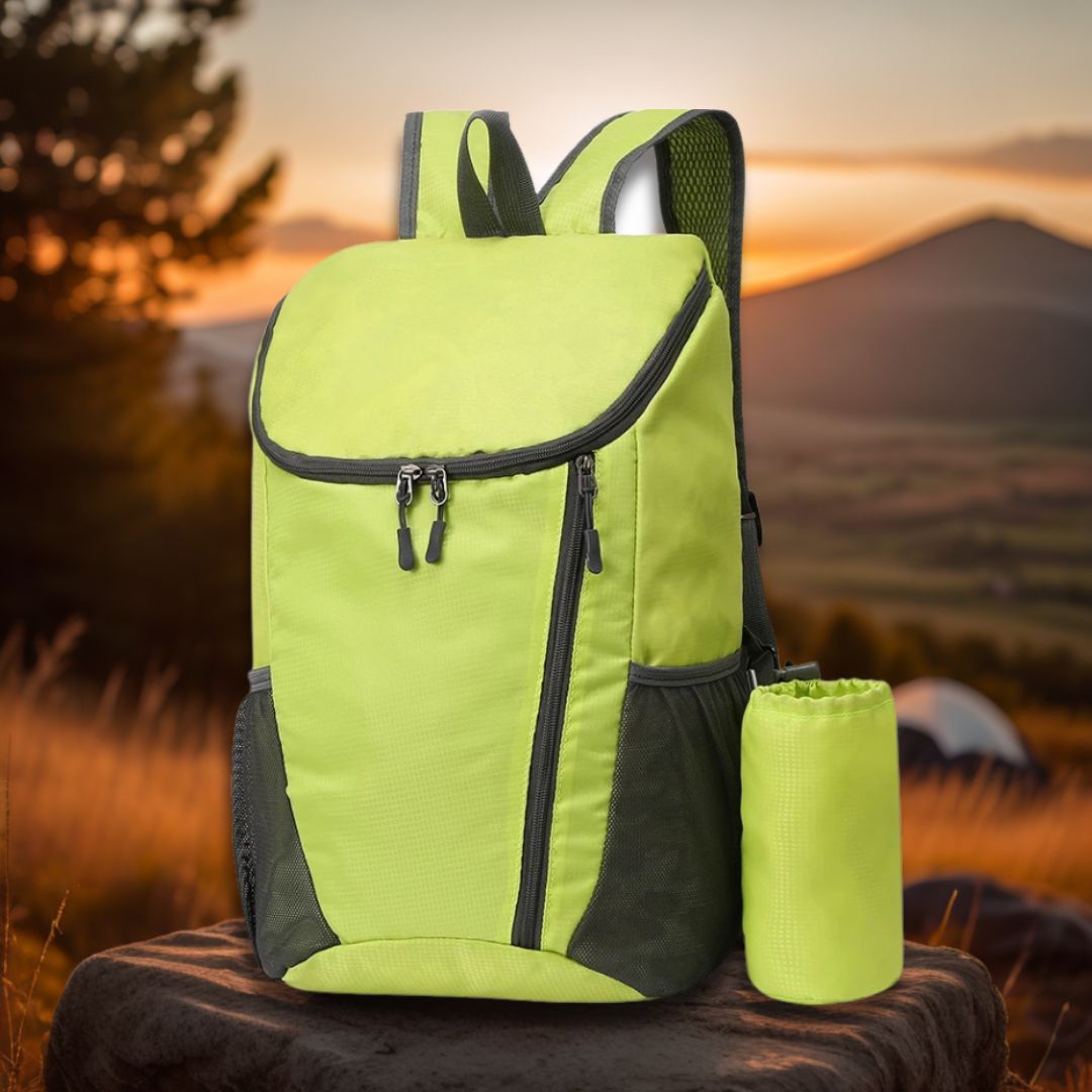 sac-à-dos-pliable-vert-sur-une-roche-dehors