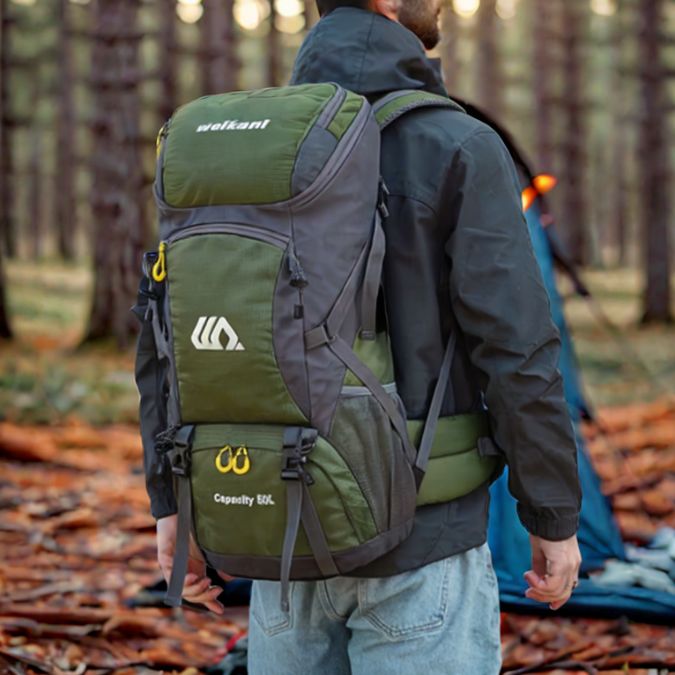 un-homme-pratiquant-le-bivouac-avec-un-sac-a-dos-rando-vert