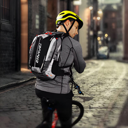 cycliste-portant-son-sac-a-dos-sport-noir-en-vélo