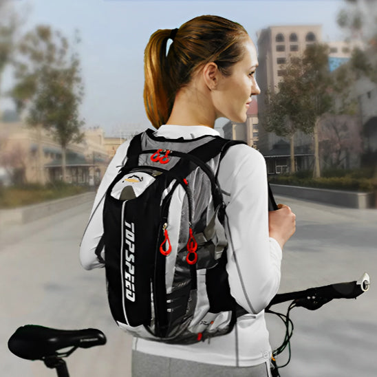 une-femme-avec-son-sac-a-dos-sport-en-vélo