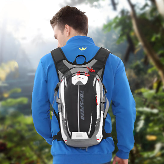 jeune-homme-en-randonnée-avec-son-sac-a-dos-sport-sur-le-dos