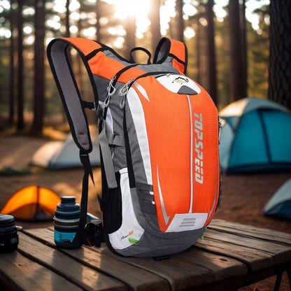 sac-a-dos-orange-sur-une-table-en-plein-air