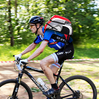 cycliste-dans-une-trail-portant-un-sac-a-dos-sport