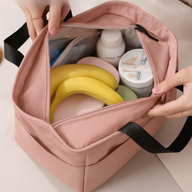 ouverture d'un sac à lunch box rose avec gammelle