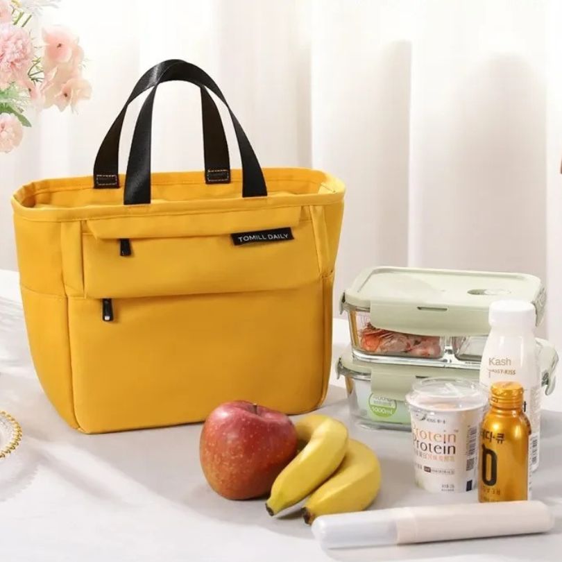 présentaiton d'un sac à lunch box jaune pour gamelle