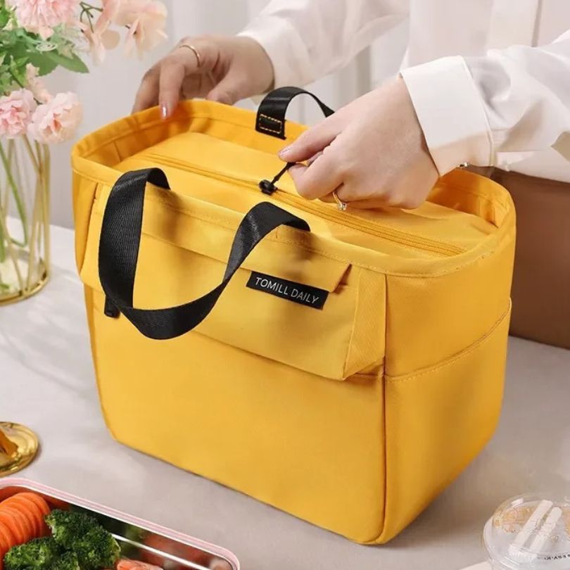 femme qui ouvre un sac à lunch box jaune