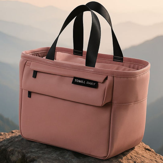 présentation d'un sac à lunch box rose sur un rocher