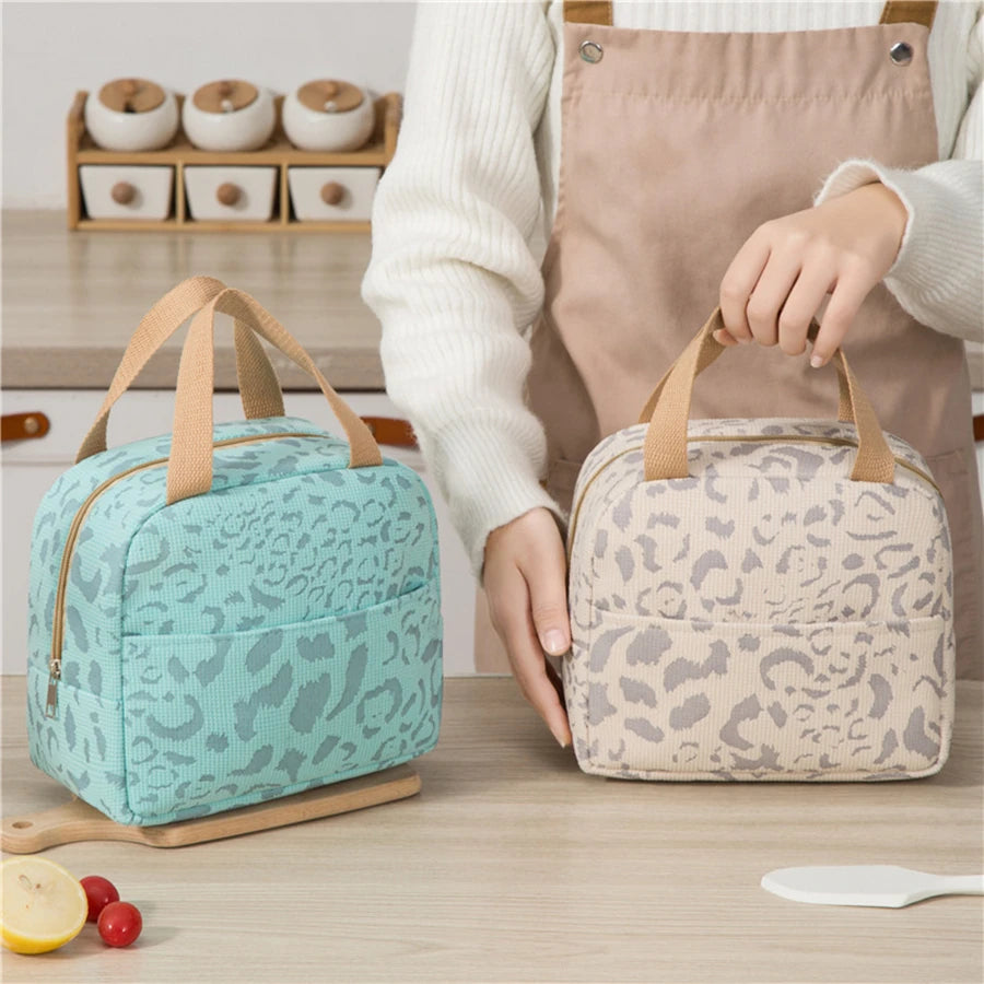 sac-à-repas-isotherme-bleu-et-beige-tenu-par-sangle