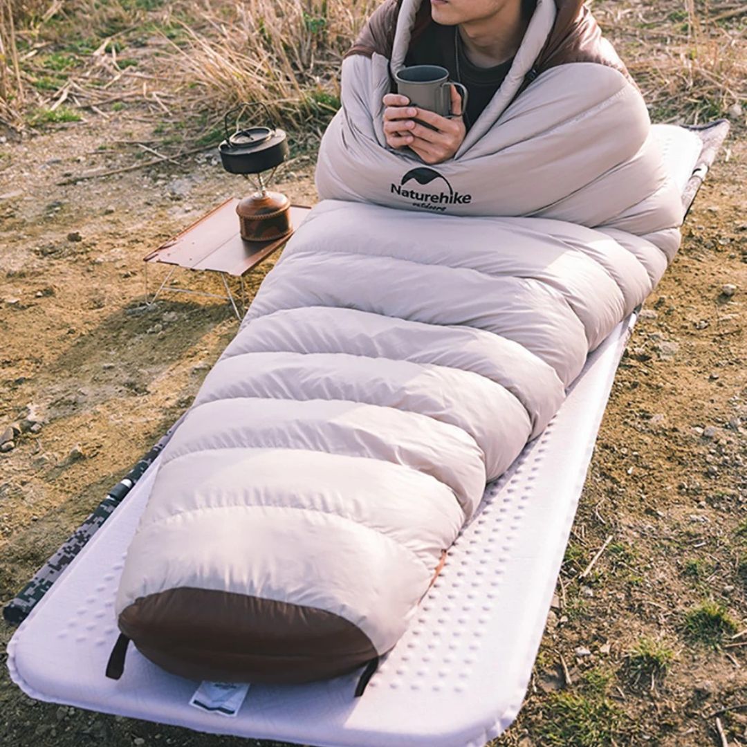 personne-buvant-un-cafe-dans-son-sac-de-couchage-0-degré