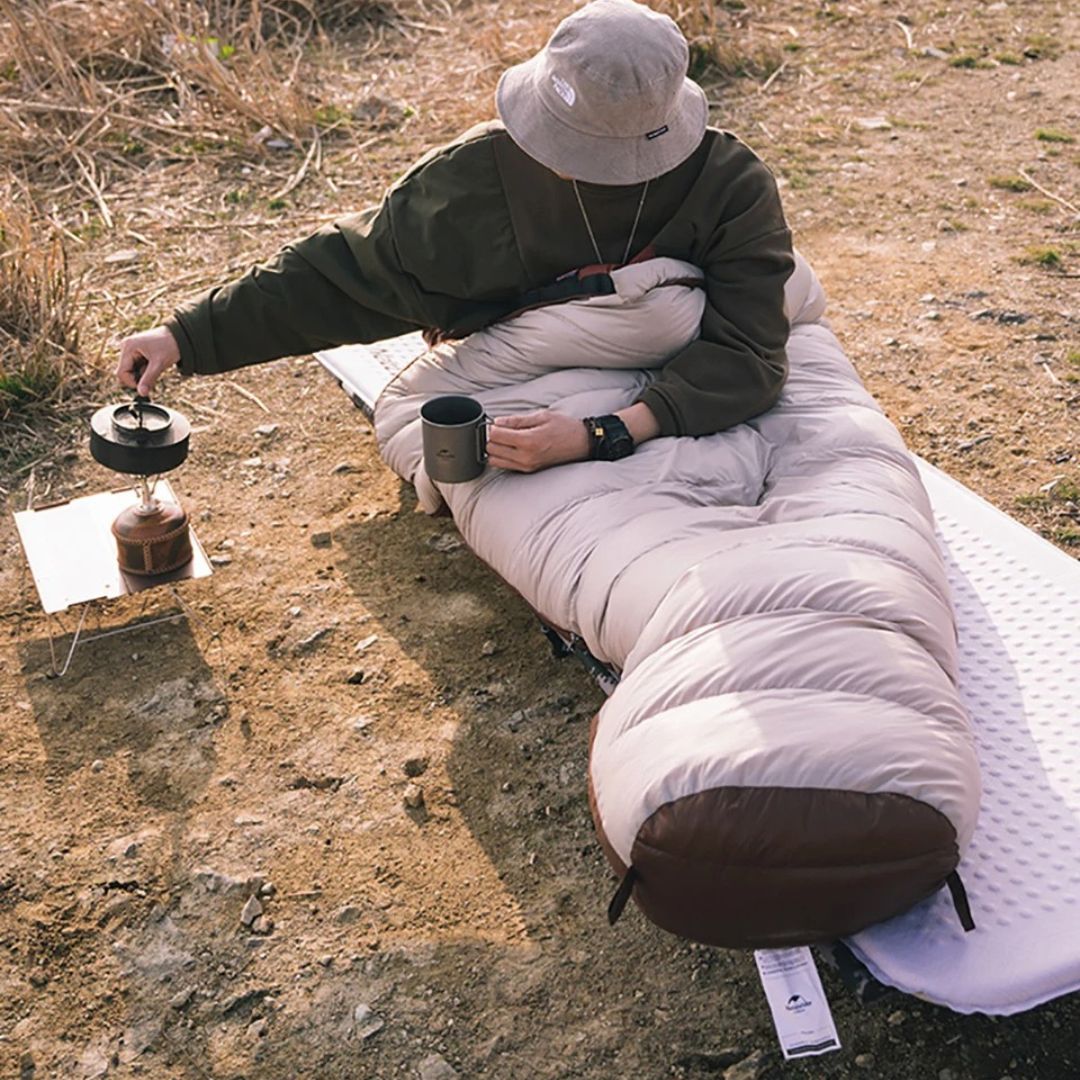 Quelqun-remplissant-sa-tasse-en-sac-de-couchage-0-degré