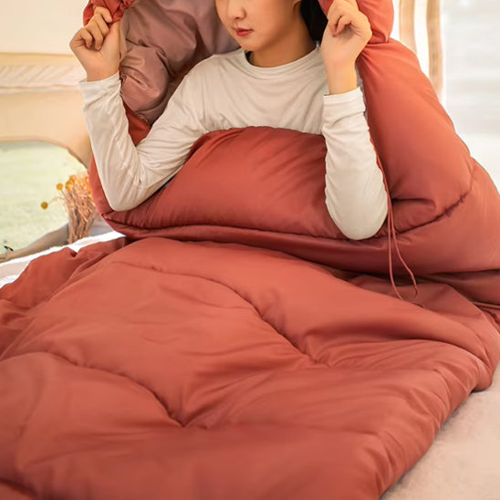 femme se réchauffant dans son sac de couchage