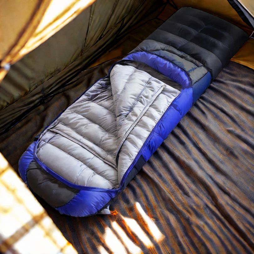 sac-de-couchage-bleu-ouvert-dans-une-tente